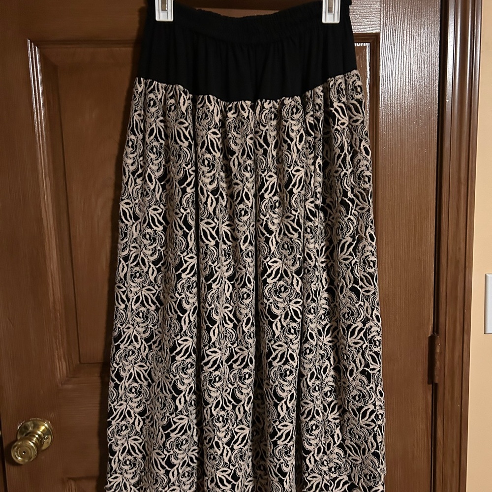 Elegant Black and Cream Lace Skirt